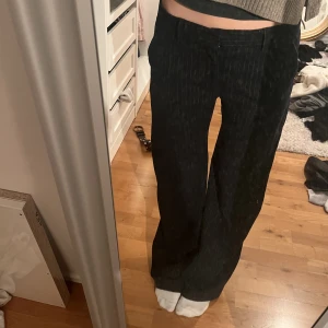 Randiga Zara kostymbyxor  - Supersnygg kostymbyxor ifrån zara! Jag är 173cm. Midjemått: 41 rakt över. Innerbenslängd 84 ish. Det finns en liten defekt och det är att sömmen längst ner på ena benet har gått upp💛💛