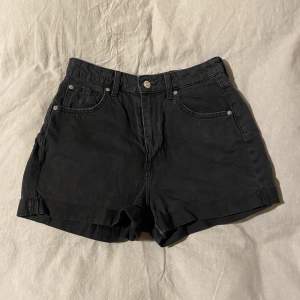 Svarta jeansshorts från HM🖤 Fint skick Storlek 38 men är mer som 36