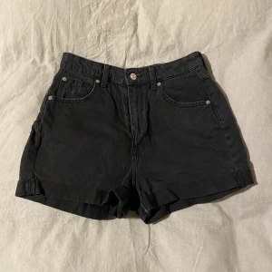 Svarta jeansshorts  - Svarta jeansshorts från HM🖤 Fint skick Storlek 38 men är mer som 36