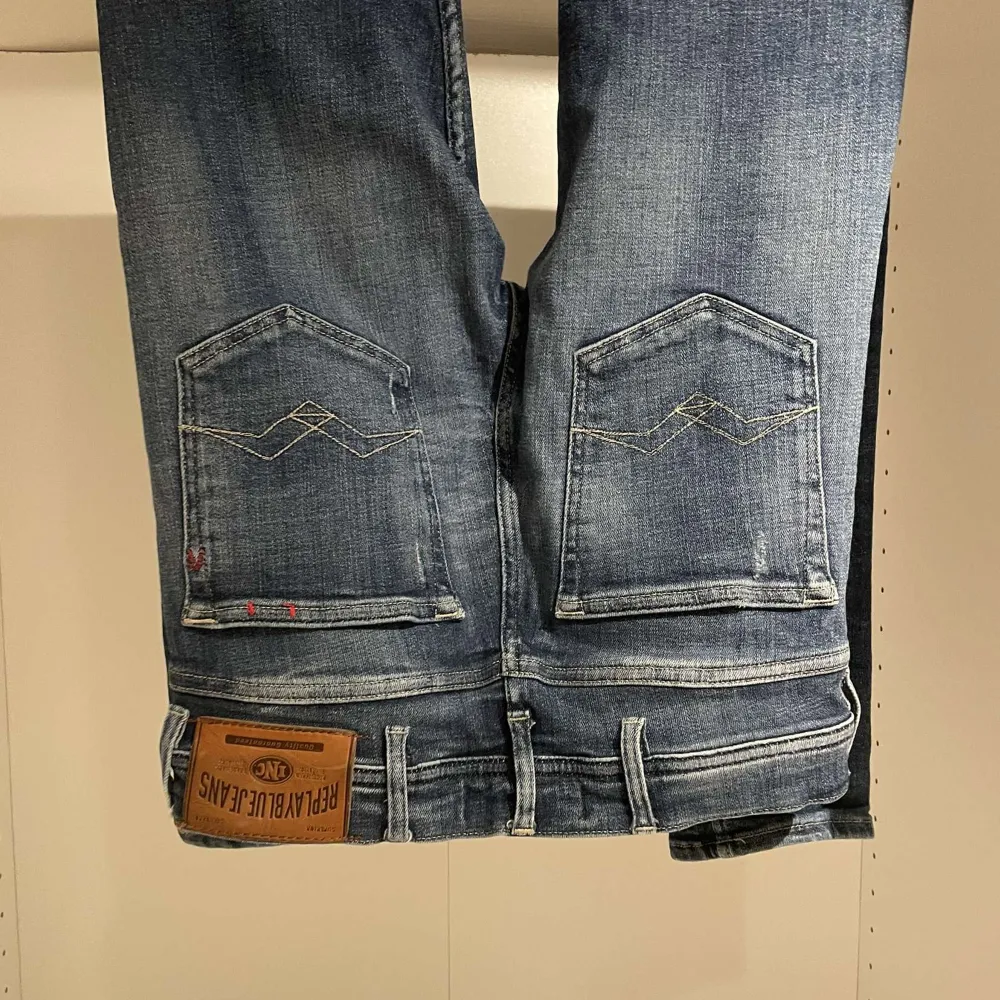 Säljer dessa sjukt snygga replay jeansen för ett grymt pris säljer dessa eftersom dem är lite små för mig . Jeans & Byxor.