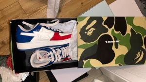 Bapestar - Bape france  9/10 köpt för 4800kr Bud : 2600kr Buy now : 3200kr Boxen ingår med extra snöre 