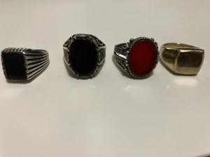 Ringar  - Män ringar passar fingrar med omkretsen 63-60 mm (L i storlek)  4 olika, 3 äkta silver och en guldig  Kan köpa de st eller alla på en gång då blir det totalt 750kr för alla. Annars 300kr st 