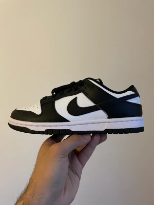 Nike Dunk Low Panda W - Helt oanvända, köptes i present men fel storlek