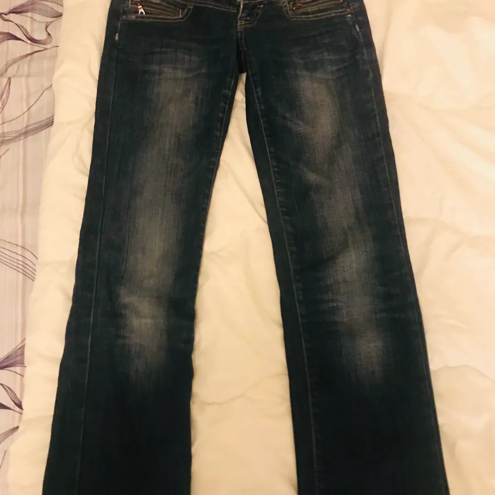 Skitsnygga jeans. Säljer byxorna  pågrund av att de är för små för mig.  Färg: Mörkblåa    Passform: Bootcut/straight . Jeans & Byxor.