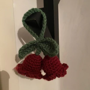 Blomhänge - Blomhängen som kan användas som rumsdekoration eller hängas på väskor, hörlurar mm. Längden på snöret bestämmer du själv. Kan virkas i flera olika färger Frakt tillkommer🥰