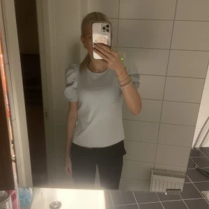Topp - Säljer denna ljus blå topp från hm som är i storlek S, den är använd cirka 2 gånger 