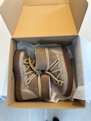 INUIKII - Beiga Inuikii använda en säsong i gott skick. Stl 36