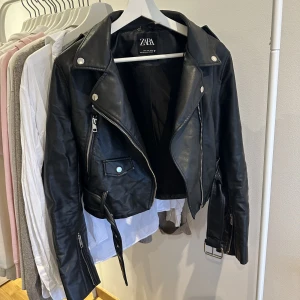 Skinnjacka  - Super snygg skinnjacka från Zara! Använd en del men är i väldigt fint skick! Sitter något löst på mig som vanligtvis har XS