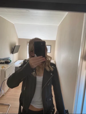 Skinnjacka - En svart cool skinnjacka från Zara i stl XS som inte kommer till användning längre😍  (Köpare står för fraktkostnad) 