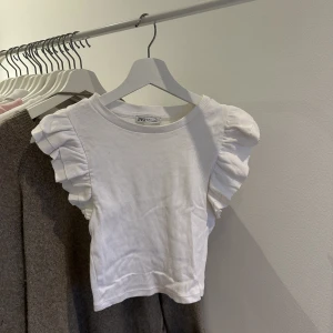Vit volang topp - Super fin volangtopp från Zara! Inga defekter och i fint skick! 