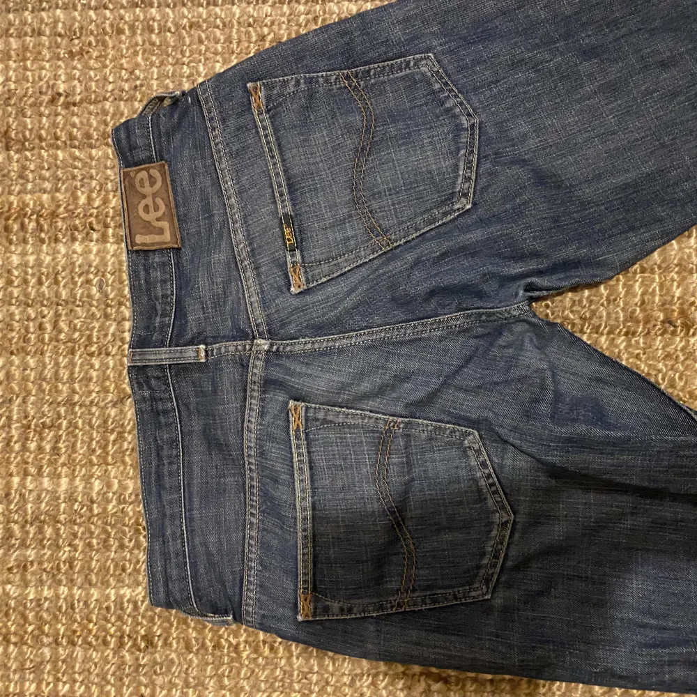 Säljer dessa coola lågmidjade utsvängda lee jeans. Har inga bilder på men fråga gärna om mått🩷. Jeans & Byxor.