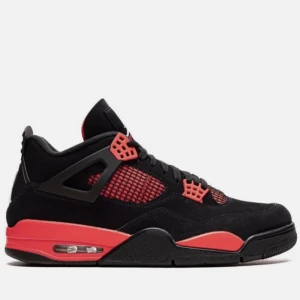 Air Jordan 4 thunder red  - Säljer mina air Jordan 4 thunder red storlek 44, använda 2-3 gånger ungefär 2h Max per gång. Tagit väl hand om dom, ber om ursäkt för dåliga bilder kan skicka mer. kvitto finns så behöver ej frågas efter utan det visas endast till seriösa köpare. 