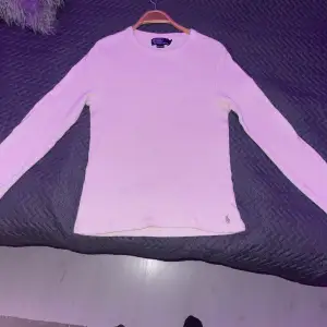 Säljer min polo crewneck sweater som jag köpte för 2500kr i en Ralph Lauren affär i Paris. Säljer den för 950kr fast kan ta ner priset vid snabb affär. Meddela gärna för fler bilder och funderingar. Passar S-L beroende på hur man vill att den ska passa