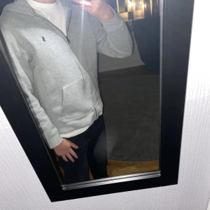Ralph lauren zip  - Ralph lauren zip! Skick 8/10 Säljer den för att den är för liten för mig. Köpt på NK för ett år sedan. Skriv om ni har några frågor!!