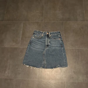 Jeanskjol  - Använd max 5 gånger, men fint skick 