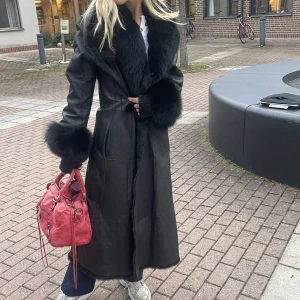 Penny lane kappa/ päls kappa -  (2i1!) , ena en afghan / penny lane kappa. Vänder man ut och in på den passar den utmärkt som en lång pälskappa. Äkta päls. Använd så kommer med små skavanker. Pm ifall du är genuint intresserad. Kan då komma med mer info. 