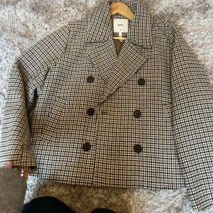 En såååå snygg rutig kappa - Sjukt snygg kappa som är perfekt nu till vintern. Storlek 36.kontakta vid intresse ❤️