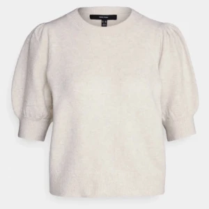 Stickad T-shirt  - Säljer en stickad t shirt ifrån veromoda. Jag har använt den max 5 gånger så den är i fint skick. Den är vit/beige. Strl S