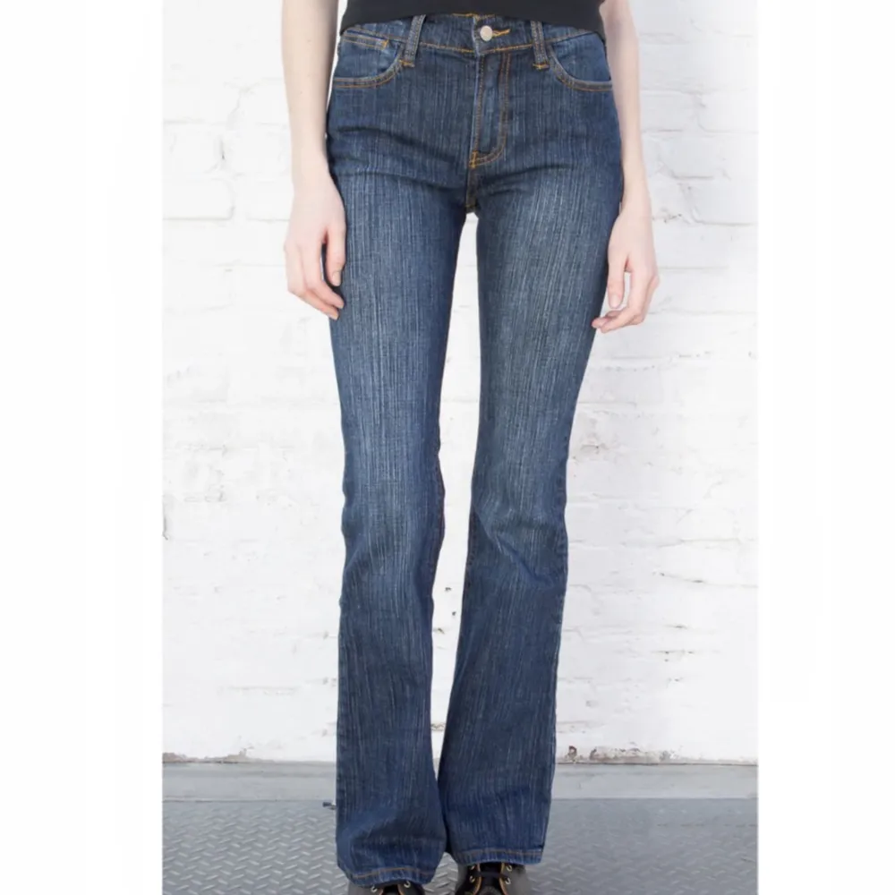 Säljer mina gamla favorit jeans för de ej kommer till lika mycket användning ❣️ andvänd gärna Köp nu funktionen☀️ Köptes för ett år sen för ca 400kr. Byxorna är perfekt lowwaist ❤️‍🔥. Jeans & Byxor.