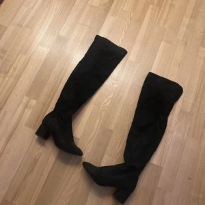 Höga boots från Boohoo - Säljer mina superfina boots från boohoo💞 Köpta secondhand men har tyvärr aldrig kommit till användning💖 Dock tecken på användning av förra ägaren och därav priset💗 Jag har tyvärr inga bilder på hur de sitter på men de går lite över knäna💕
