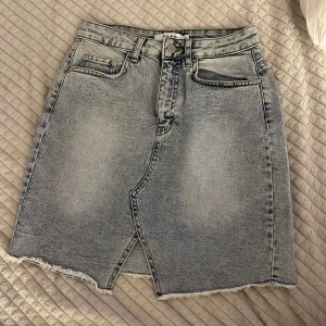 Jeanskjol - Jeanskjol med en liten slit, från nakd, ej använt.