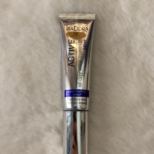 Fondation - (Aldrig använd) Fondation som håller hela dagen🙌 Lite för mörk färg för mig tyvärr, annars älskar jag konsistensen på denna fondation. 