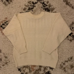 Stickad tröja - Vit stickad tröja, ingen lapp men skulle säga att den är som en S och även passar XS & M beroende på hur man vill att den ska sitta 🥰Mycket bra skick 