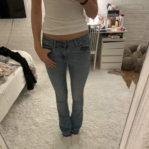 Levis jeans i storlek S, stretchiga material💘 Sparsamt använda