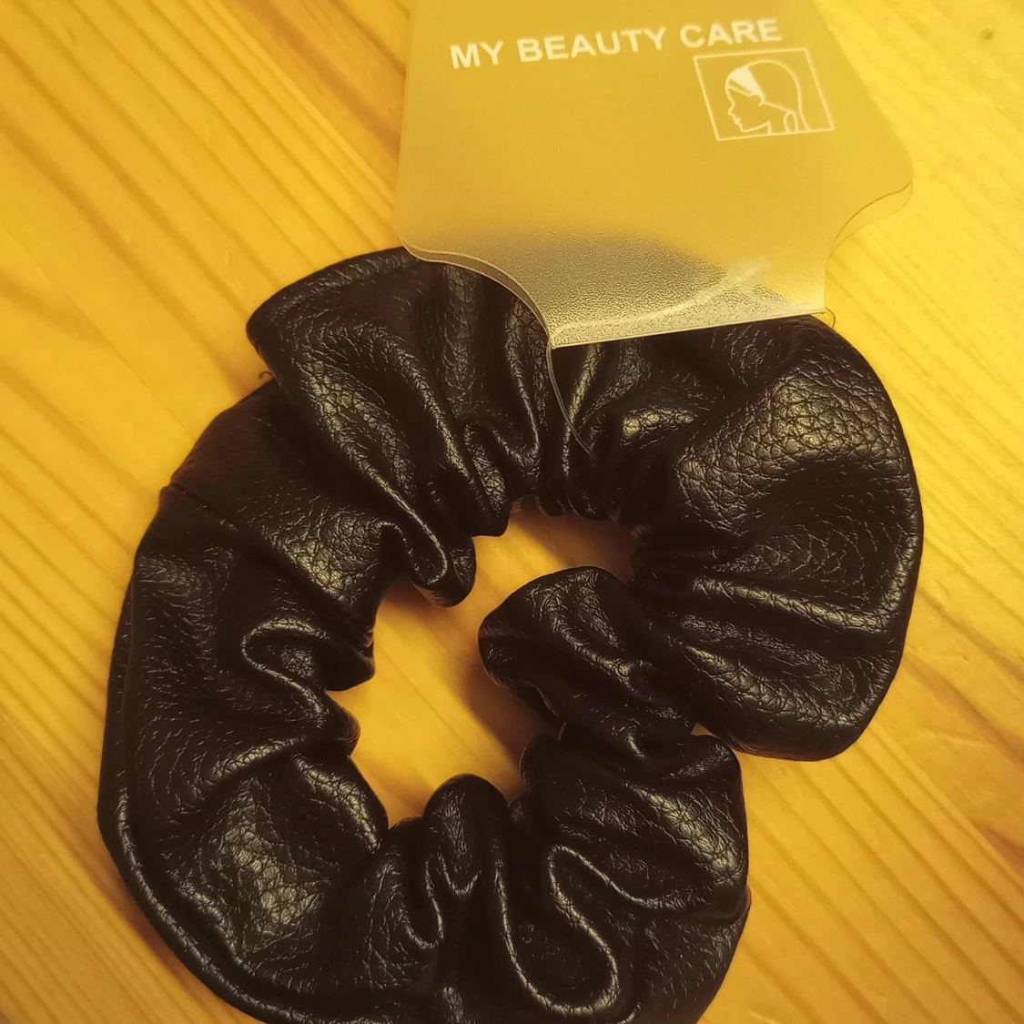 Svart skinn scrunchie