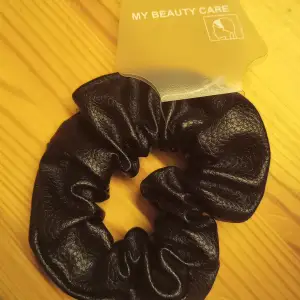 Säljer en svart skinn skrunchie som inte kommer till någon användning. Aldrig använt som man kan se. Köpt på h&m för 99:-. Köparen står för frakten. 