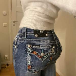 Lågmidjade miss me jeans med coola detaljer på fickorna, pris kan diskuteras. st 27 midja 38cm rakt över innebendlängd 77cm frakt 