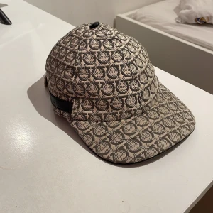 Ferragamo keps - En fin och fräsch ferragamo keps som självklart är äkta