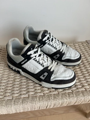 LV denim trainers - Lv trainers i Size LV11, passar mig med storlek 46 Cond 6/10 Ingår dustbags