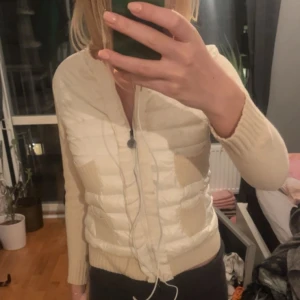 Moncler cardigan  - Jättefin moncler cardigan i storlek M men passar mig som är xs/s saknas tyvärr kvitto🩷🩷 kom privat för fler bilder eller funderingar❤️ köpt på Plick för 5000kr🩷 pris kan diskuteras🩷