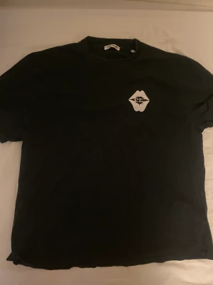Our legacy T shirt - Schysst t shirt som tyvärr är för liten för mig