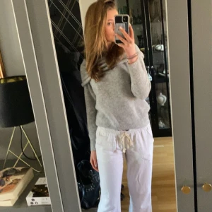 Roxy linnebyxor  - INTRESSEKOLL!! På mina älskade Roxy linnebyxor. Har sprätt upp längst ner så de blir lite längre. Använda men i bra skick💕midjemått rätt över 37cm, innerbenslängd 78cm💓 kom med prisförslag!🥰