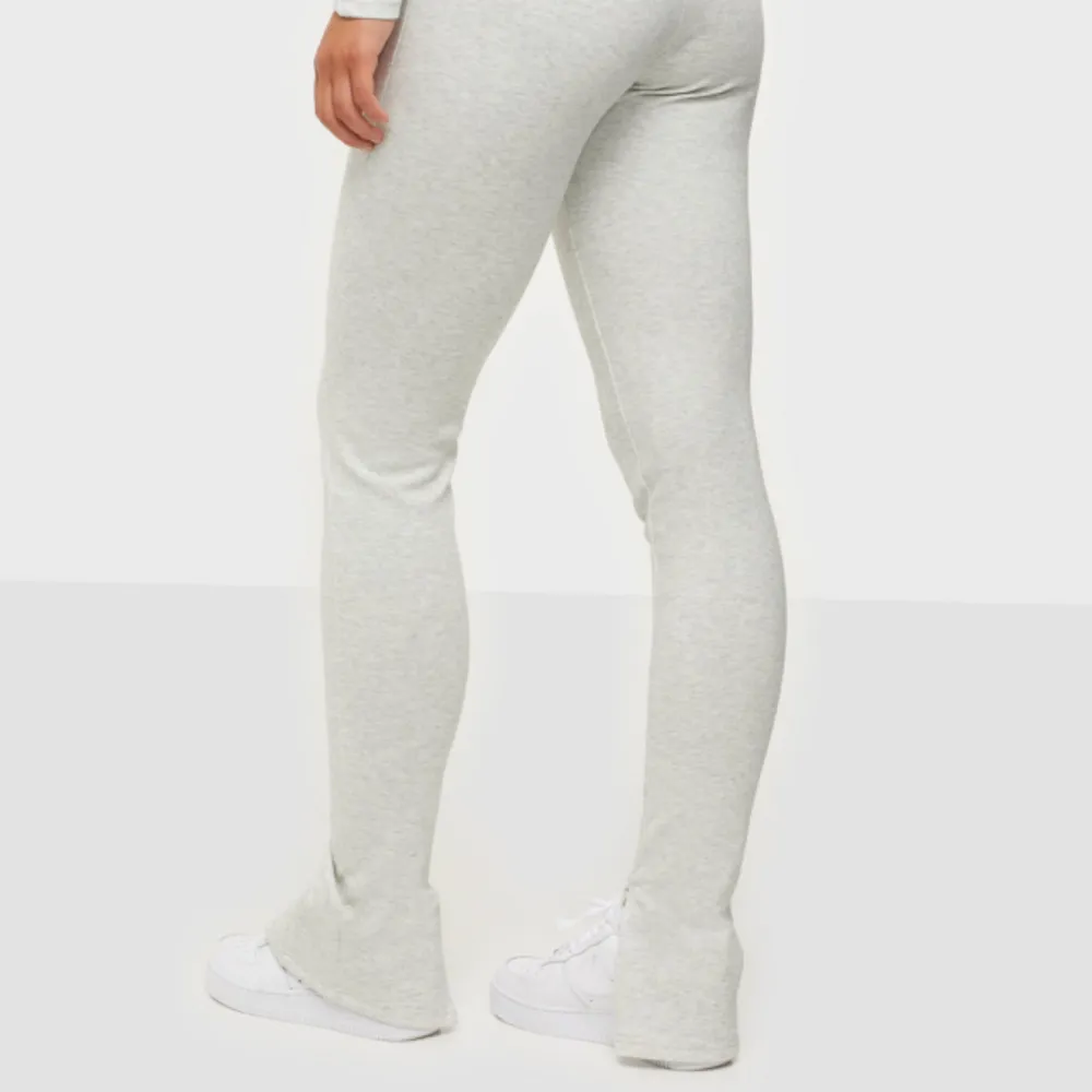 Gråa leggings från Nicki Studios Nypris 700kr Sparsamt använda. Jeans & Byxor.