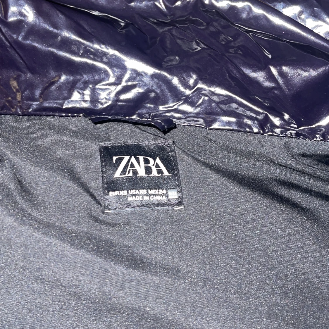 intressekoll glansiga svarta jacka  - 91