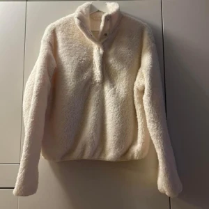 Fluff tröja med hög krage  - Använt den Max en hon så valt att sälja den. 