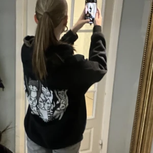 Hoodie - 💕Säljer denna snygga hoodien med katter på ryggen💕 Den används tyvärr inte längre och ligger bara i garderoben, vet inte vilken storlek den är i men den passar flera storlekar då den är oversized 