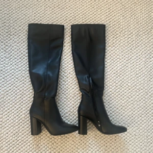 Stövlar  - Använda men är i mycket fint skick. En liten slitning som syns på bild 2, men inget man tänker på! Frakt tillkommer 🖤