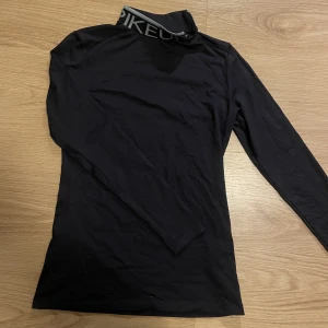 Ridtröja pikeur - Knappt använd, storlek 34 från pikeurs sports collection, dragkedja vid halsen. Marinblå