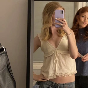 Topp - Intressekoll! Så tryck inte på köp nu. Super söt topp från zara, köpte här på plick, men kommer inte riktigt till användning dock osäker om jag vill sälja🥰