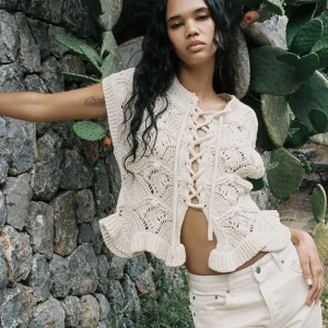 Vit stickad topp  - Säljer denna stickade toppen från zara i strl M💕