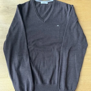 J.Lindeberg 100% merino ull tröja - Säljer nu denna 100% merino ull tröja från J.Lindeberg i toppskick! Storlek L men sitter mer som M. Skriv vid minsta fundering eller för fler bilder!