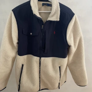 Ralph Lauren Jacka - Säljer min Ralph Lauren jacka i storlek M. Den är knappt använda. Håller värmen bra.