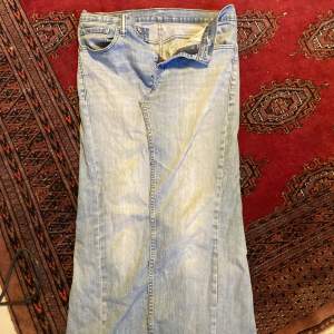 Sydde om ett par gamla levis jeans till en kjol och tänkte testa att sälja, har aldrig använt och den är i bra skick 