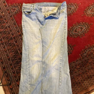 Egen sydd kjol  - Sydde om ett par gamla levis jeans till en kjol och tänkte testa att sälja, har aldrig använt och den är i bra skick 