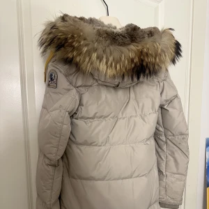 Parajumper ”Long bear”  - Säljer nu min äkta parajumper jacka i modellen ”Long Bear” (defekter finns!) lite små fläckig överlag men inget man tänker på jätte mycket förutom dom svarta fläckarna på bild 2, pälsen är i jätte fint skick, vid frågor/bilder är det bara att skriva😊💓