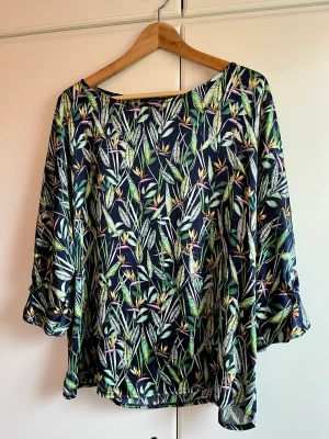 Blus Esprit - Blus med 3/4-dels ärm. Storlek 40/42. Knappt använd och i mkt fint skick. 